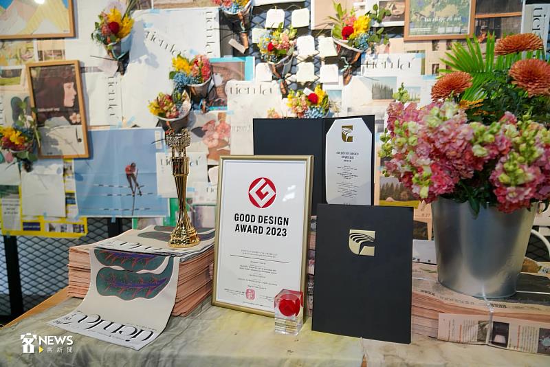 《靛花tien faˊ》不僅榮獲金鼎獎，歷年也分別榮獲「日本優良設計GOOD DESIGN AWARD」、金點設計獎等獎項。客傳會提供