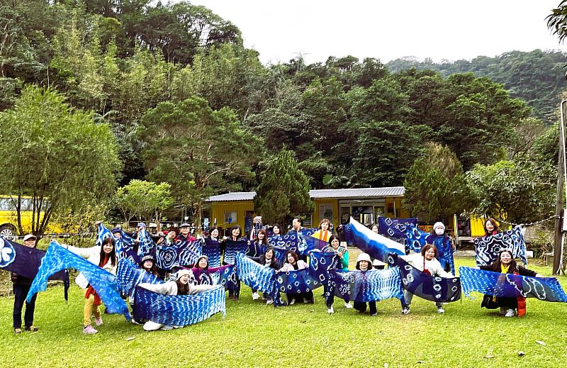 遊客展示在基隆市暖暖區傳統文藝協會藍染DIY的手作成品，開心又滿意！