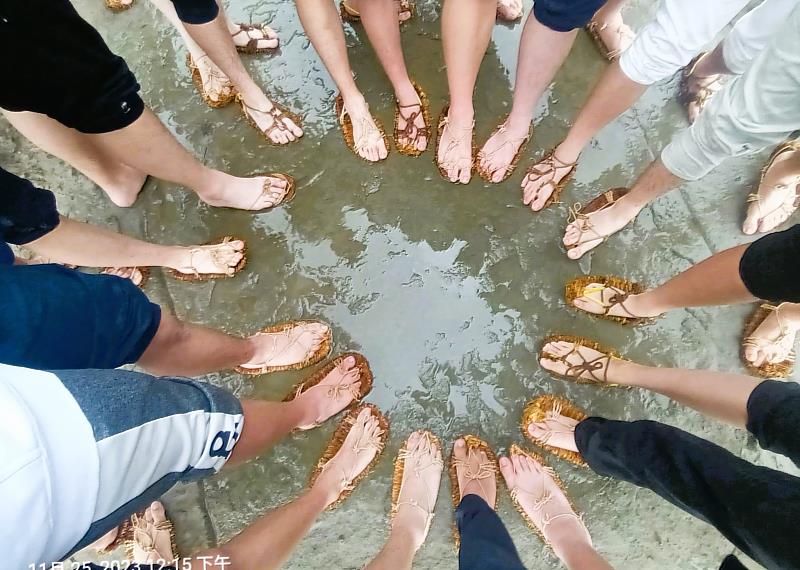 「基隆市八斗子產業觀光促進會」的草鞋套裝旅遊行程，遊客穿著傳統草鞋到海岸進行潮間帶生態導覽