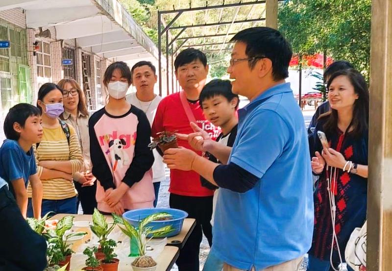 親子共遊平溪紫東社區發展協會，協會人員帶領製作水苔球盆栽，並進行生態植物解說