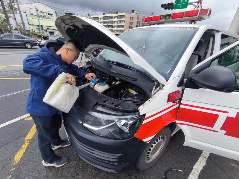 新北市政府消防局為因應強烈寒流來襲，立即要求各轄內有涵蓋山區道路之第一線救災單位，加強檢視於車上配置雪鏈，一旦寒流天降冰霰，造成道路有結霜之情形，影響車輛之行駛之安全，恐無法順利出勤，應立即於輪胎配掛雪鏈，以防不時之需。