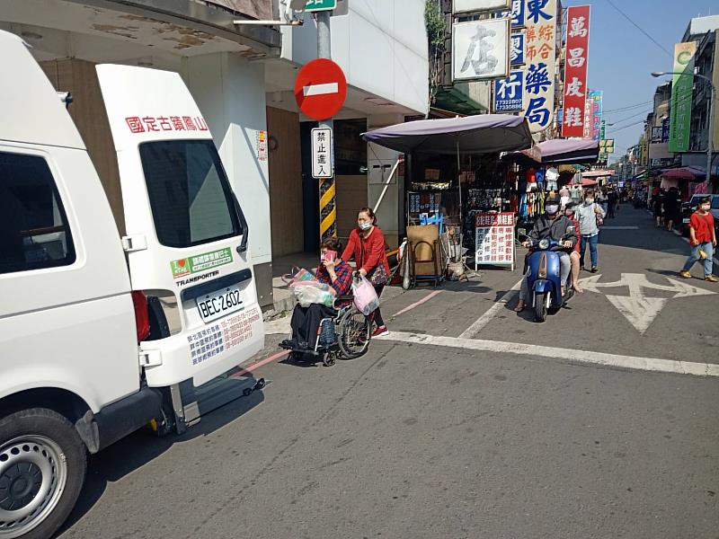 屏縣府復康巴士接送身心障礙者至屏東市中央市場購買年菜。