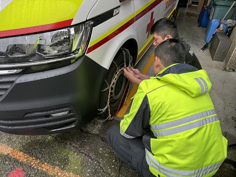 新北消防因應寒流來襲、超前部署車輛雪鏈