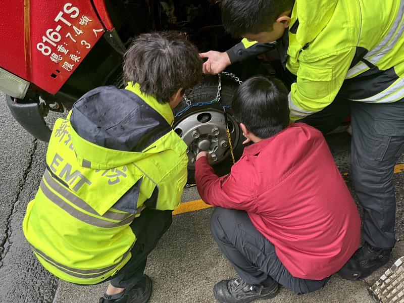 考量新北市轄內山區或海邊空曠地區繁多，一旦因寒流路面很可能溼滑難以行車，預先備妥應勤裝備，才能達到超前部署消防能量。