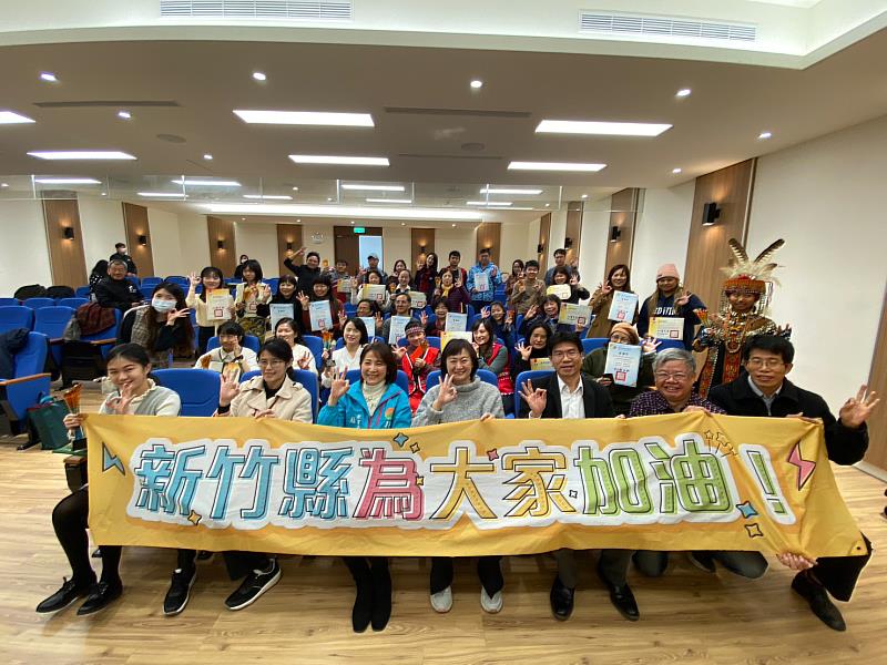 新竹縣教育局長楊郡慈(中)頒贈獎金給全國語文競賽榮獲佳績的學生們。