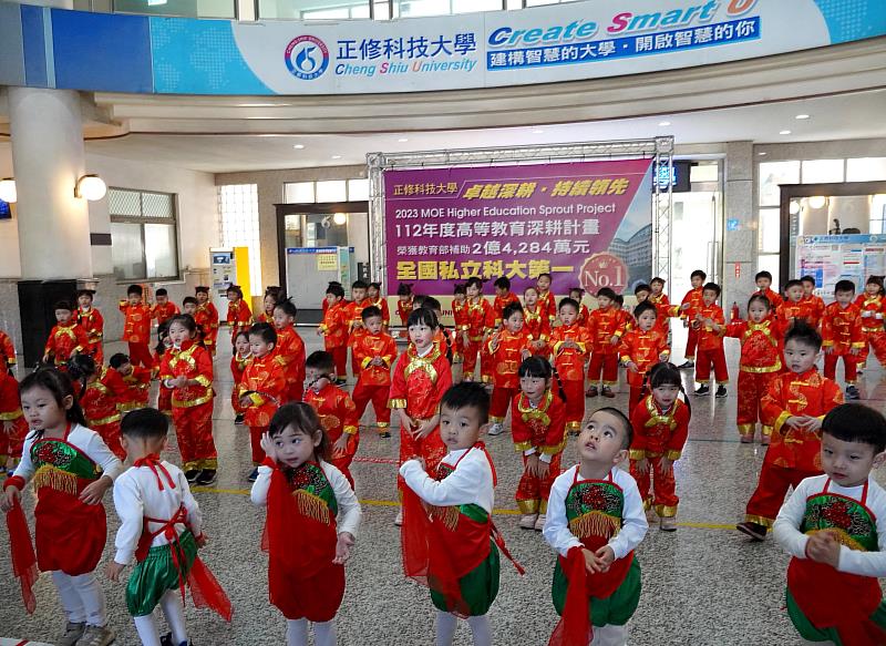 正修幼兒園「好運龍龍來──祝福大團拜」，充滿濃濃的過年氣氛。