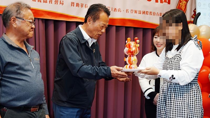 翁縣長關懷兒少 春節圍爐好溫馨