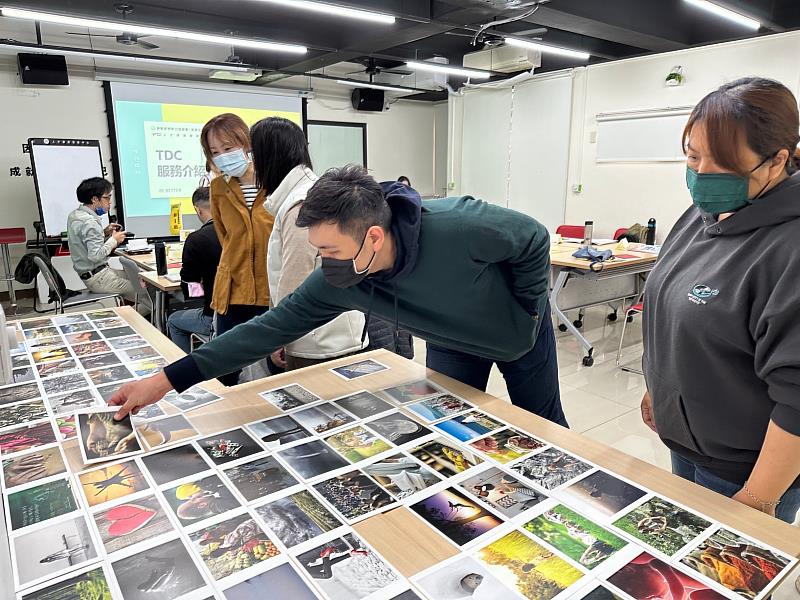 主題式工作坊運用牌卡及交流分享的形式，讓勞工覺察自己的重要價值觀。