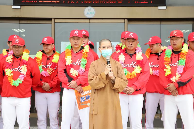 南華大學棒球隊連兩年獲UBL亞軍，凱旋返校獻獎座，三好體協秘書長暨南華大學駐校董事覺禹法師致詞勉勵。