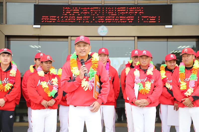 南華大學棒球隊連兩年獲UBL亞軍，凱旋返校獻獎座，蔡仲南總教練致詞。