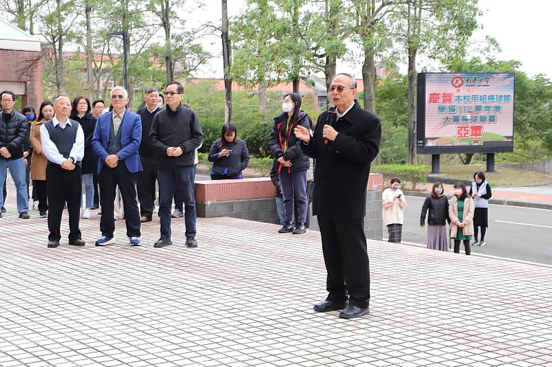 南華大學棒球隊連兩年獲UBL亞軍，凱旋返校獻獎座，林聰明校長致詞。