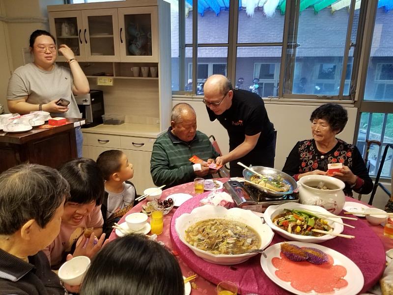 伊甸副執行長林文賓發平安餅給長輩，祝福長輩平安健康