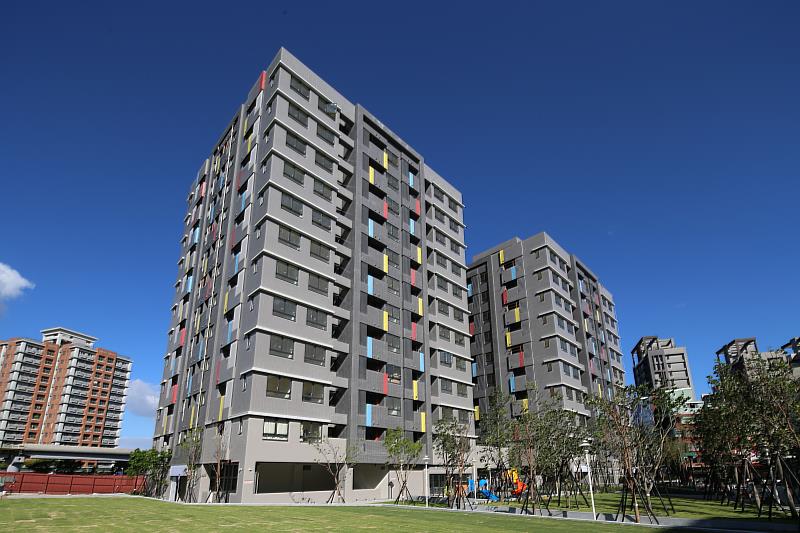 新北住都中心推動物管公司評鑑機制,由太子公寓大廈管理維護股份有限公司所管理的三峽國光一期社宅拿下112年度優等獎。(新北住都中心提供)
