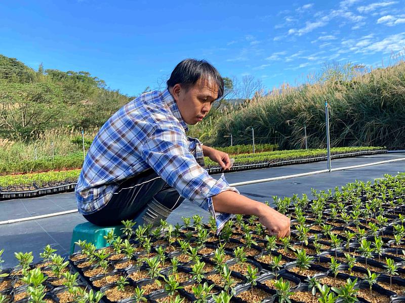 黃信輝與在地其他青農合作，每月帶領淡江大學學生參與USR課程