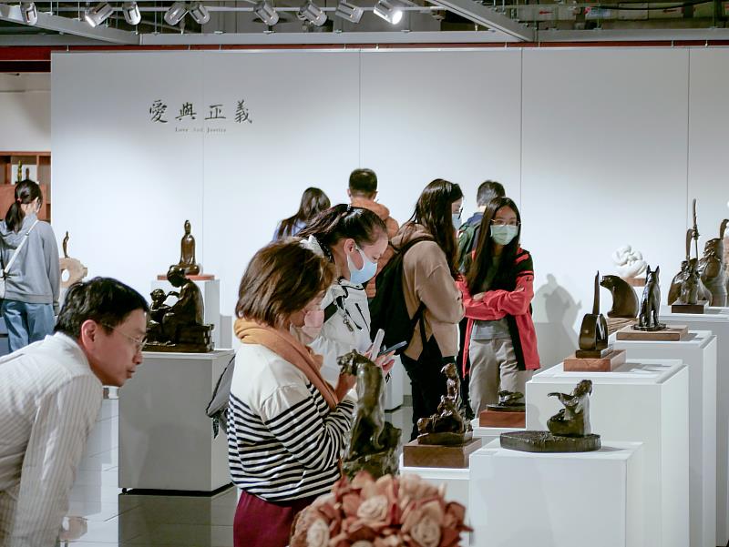 《愛與正義—王秀杞雕塑展》展覽盛況，竭誠歡迎同好，藝術家以及藏家蒞臨鑑賞