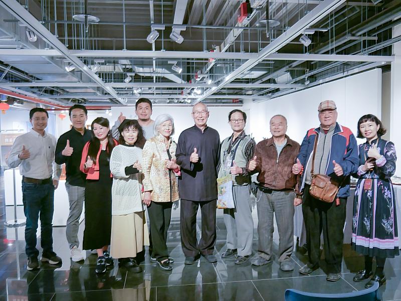 《愛與正義—王秀杞雕塑展》王秀杞老師及夫人,與致詞貴賓合影留念