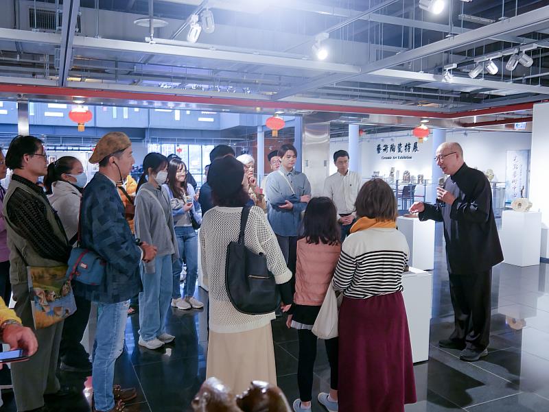 《愛與正義—王秀杞雕塑展》雕塑藝術家王秀杞,分享創作歷程親自導覽作品