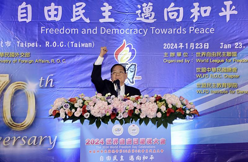 今天世界自由日70周年，世亞盟中華民國總會理事長曾永權主持慶祝大會，帶領現場來賓高呼民主自由邁向和平口號。（世盟提供）