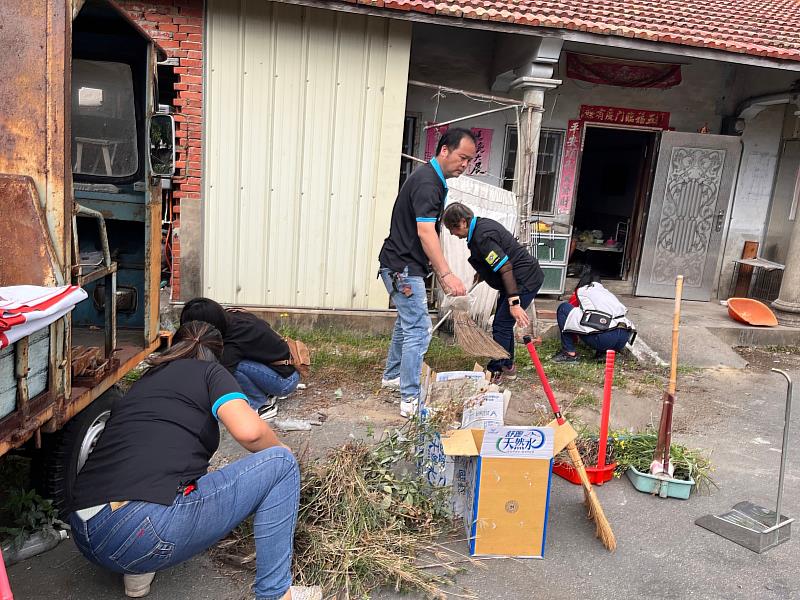 救國團雲林縣團委會帶領志工扶弱送愛  幫獨居長輩居家打掃、換春聯、送食物箱毛毯過新年