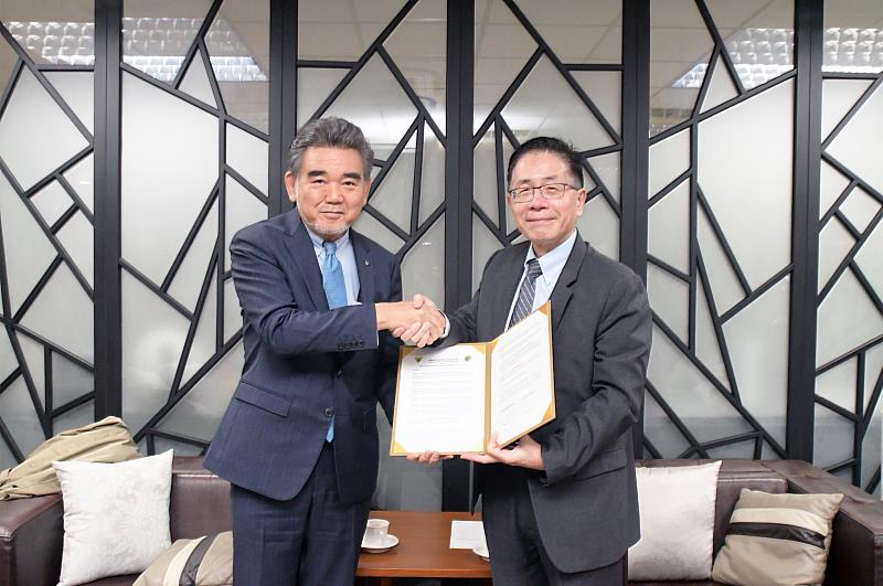 中央大學周景揚校長（右）與日本廣島大學越智光夫校長（左）簽署百人交換學生計畫。