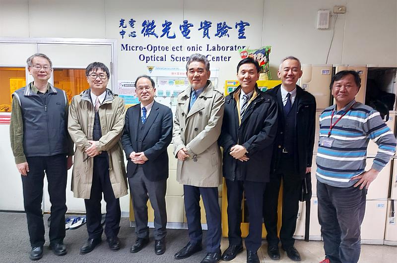 日本廣島大學越智光夫校長等一行參觀中央大學光電中心微光電實驗室。
