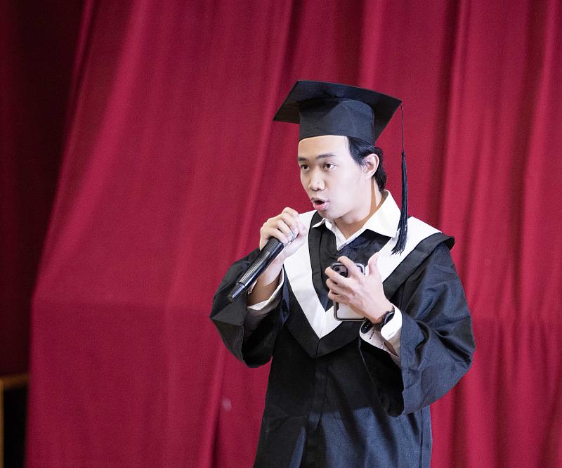 畢業生代表杜可杰以流利中文致詞，恭賀同學一起畢業。