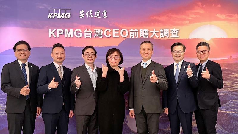 KPMG安侯建業今日發表最新一期《台灣CEO前瞻大調查》，左起KPMG專業策略長池世欽、數位長賴偉晏、顧問部營運長謝昀澤、稅務部營運長陳彩凰、主席陳俊光、執行長施威銘及發言人唐嘉鍵均一同與會。