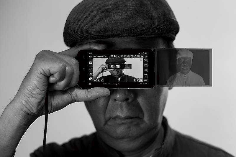 國家攝影文化中心當期展覽「映態：112年全果美展攝影類」藝術家田正的作品《傳統與現代間的交互作用–向柯恩致敬》，並置底片與數位影像，以攝影媒材的發展作為創作思考。