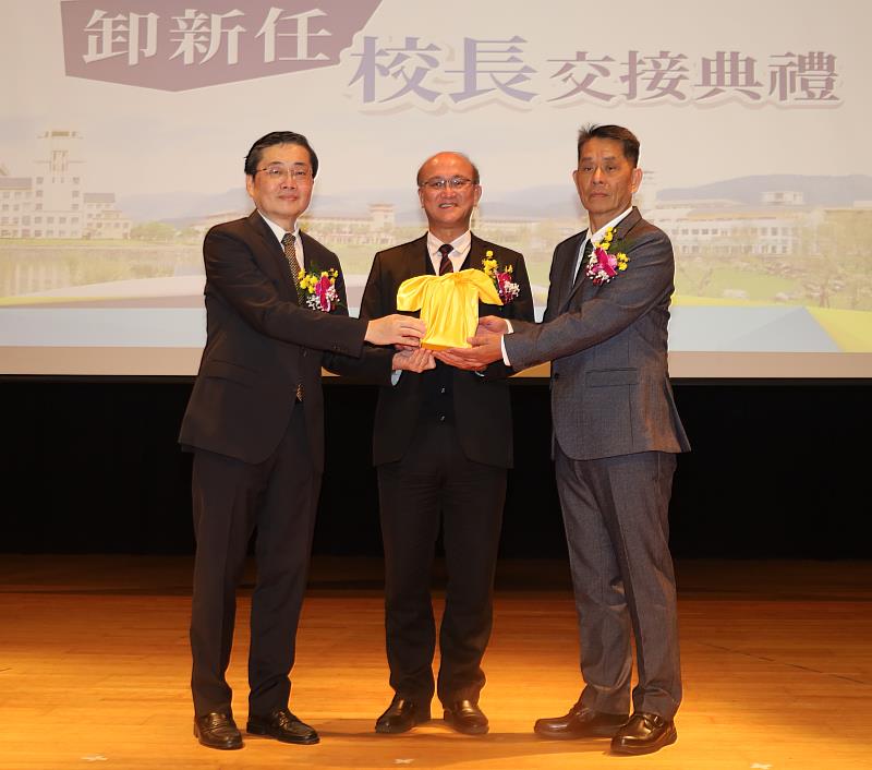 東華大學第九任校長徐輝明教授接任，領導教職員生開創嶄新未來