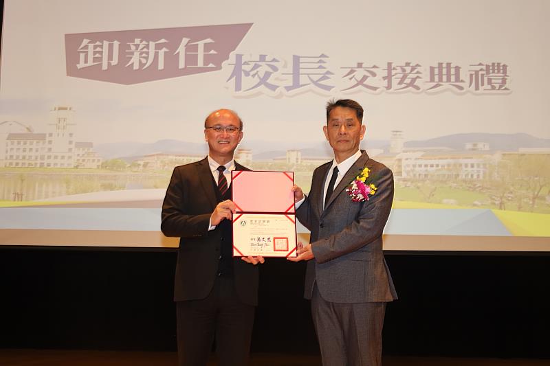 教育部常務次長林騰蛟先生致送聘書予新任校長徐輝明教授。
