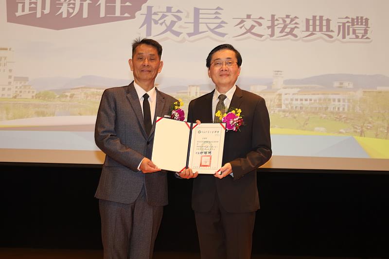 徐輝明校長致贈榮譽講座教授聘書予趙涵捷校長。
