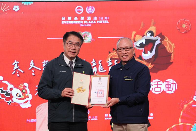圖二，台南市長黃偉哲（左）頒發感謝狀，由張榮發慈善基金會董事長吳景明代表接受