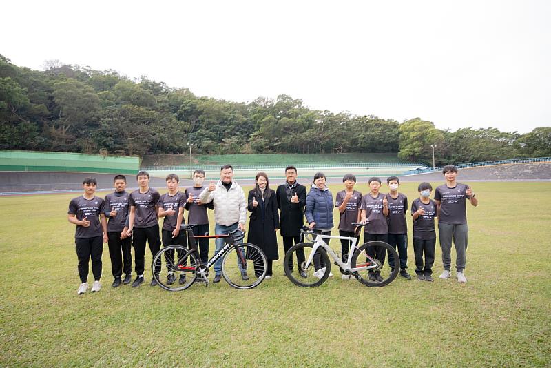 圖2 市長高虹安與建華國中自由車隊合照