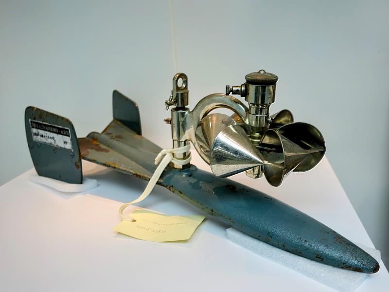 外型如飛機的「旋杯式流速儀」，是台電人1960年代用於水文調查的測量儀器，紀錄台灣最早以水力發電為主的綠能時代。