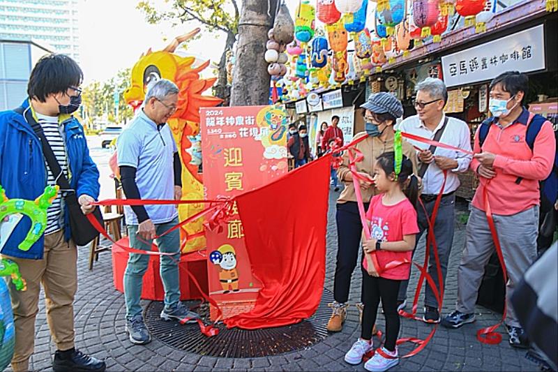 南臺科大行政單位與國際生打造的迎賓燈廊揭幕情景。