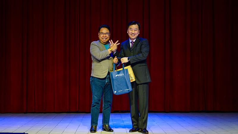 崑大李天祥校長(右)、菲律賓高教委員Dr. Ronald L. Adamat(左)互贈禮品