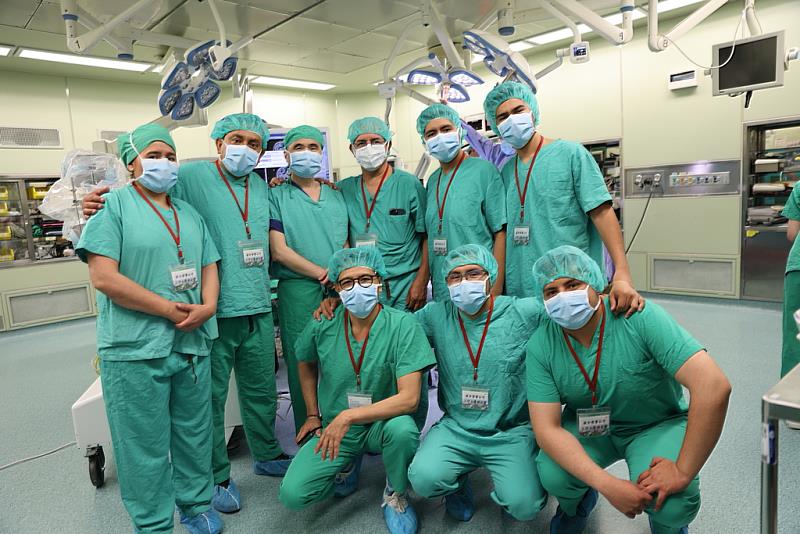 Hospital Arco Iris院長Dr. Yael Cazón Angelo(後排左一)與團隊在手術觀摩結束後，與邱琮朗教授(後排左三)合影。