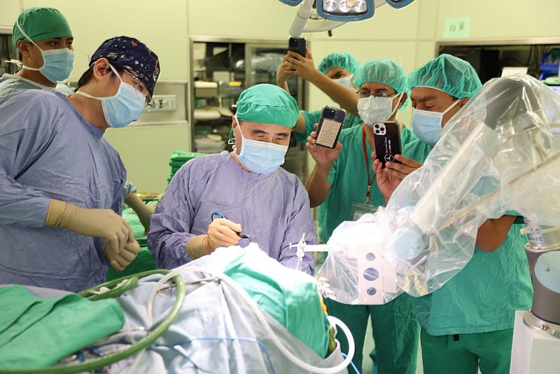 玻利維亞的Hospital Arco Iris代表團參訪花蓮慈院與鈦隼生物科技公司合作設置的「腦部手術機器人訓練中心」，觀摩邱琮朗教授(左三)等神經外科團隊執行手術。