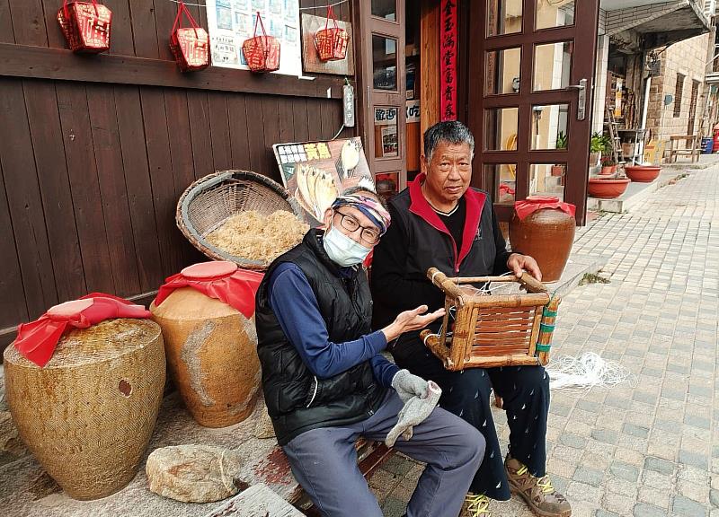 馬祖南竿鄉「津沙社區發展協會」走讀導覽人員帶領遊客與聚落耆老分享傳統手作工藝