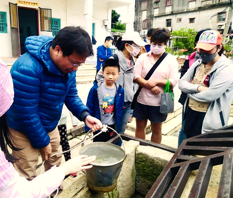 遊客在東林社區體驗古井打水，認識東林的人文歷史