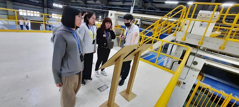 南華大學至榮成紙業股份有限公司斗六廠參訪，並參觀紙箱生產線作業。