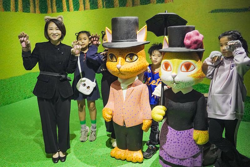 縣長周春米與小朋友一同參觀超萌的《貓‧美術館》