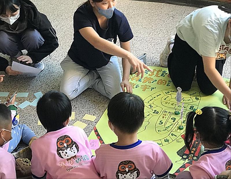 南臺科大幼保學生教導學甲幼兒玩尋找西拉雅之消失數字遊戲。