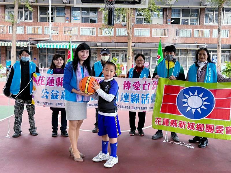 新城鄉救國團捐贈籃球 響應政府全民運動向下紮根