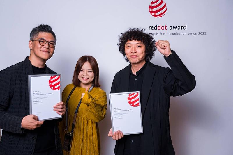 大葉大學資工系校友葉彥伯(左)與夥伴一起創業「何理WHYIXD」，今年獲頒德國紅點設計獎