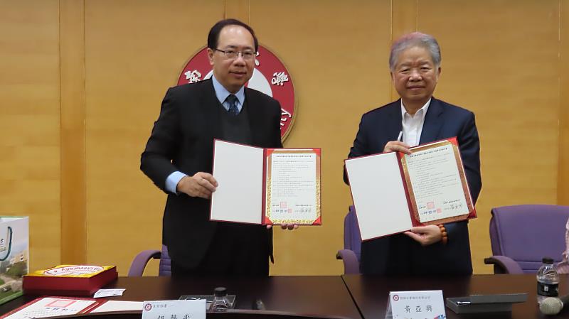 南華大學胡聲平主任秘書(左)代表學校與時碩工業黃亞興董事長(右)共同簽訂產學合作協定書。