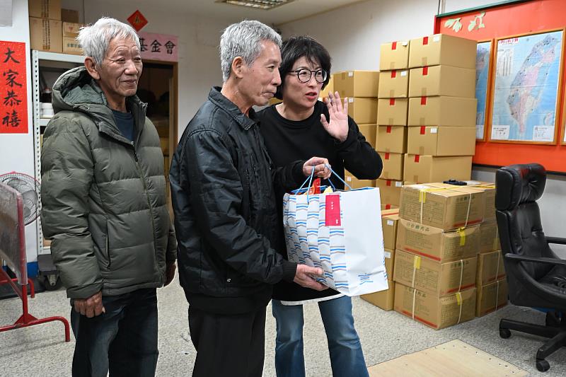 急凍寒流發威 街頭轉角送溫馨！臺東啟動弱勢低溫關懷 府會所首長夜訪遊民送暖