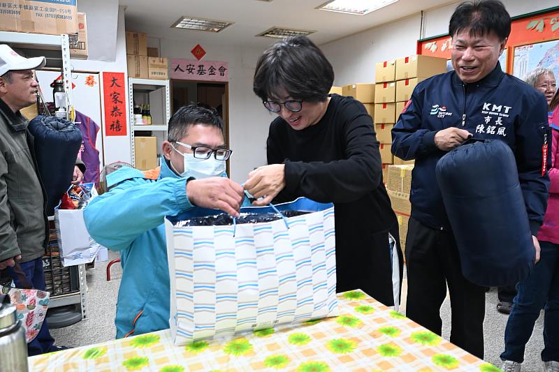 急凍寒流發威 街頭轉角送溫馨！臺東啟動弱勢低溫關懷 府會所首長夜訪遊民送暖