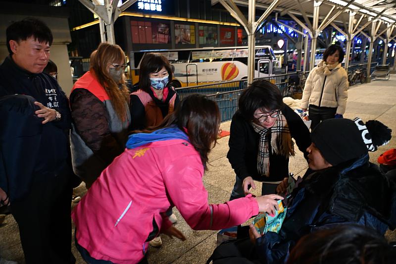 急凍寒流發威 街頭轉角送溫馨！臺東啟動弱勢低溫關懷 府會所首長夜訪遊民送暖