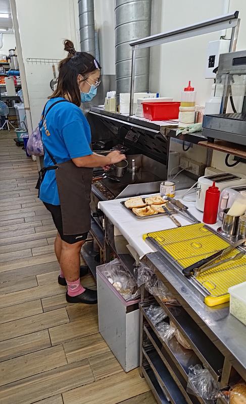 勞動部台東就業中心協助小芳(化名)製作履歷表，陪同去面試，增加她的自信心，並運用勞動部「職場學習與再適應計畫」，讓她成為池上早餐店的廚師助理。